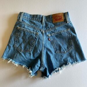 LEVIS HIGH WAISTED MOM SHORTS